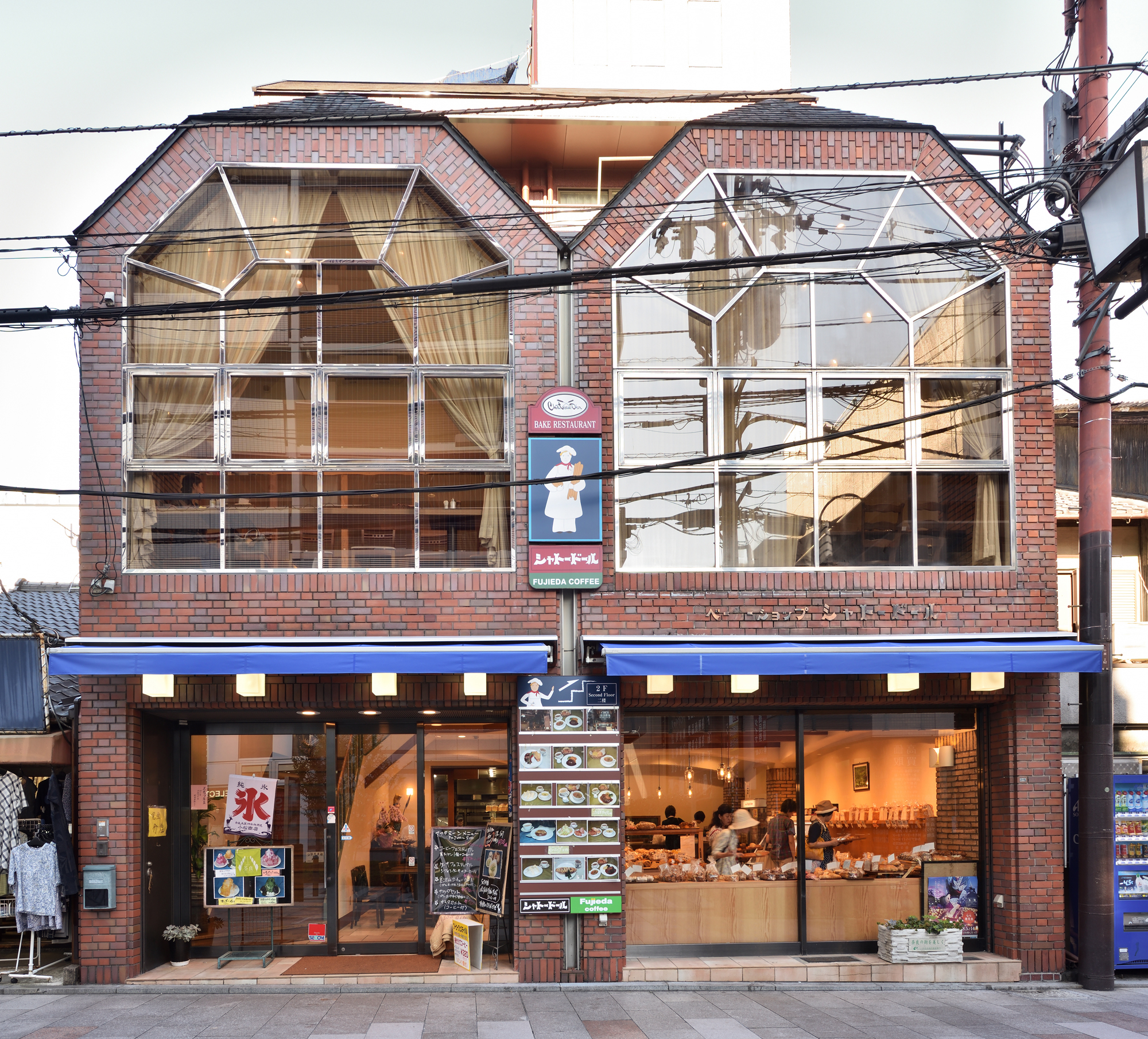 奈良小西さくら通り商店街 》 シャトードール